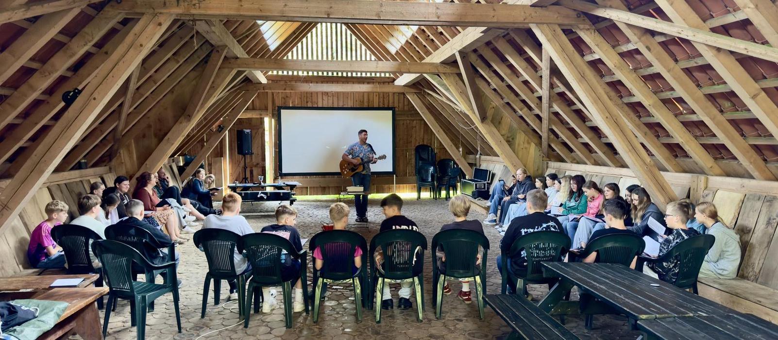 Konfirmanden sitzen im kreis und singen
