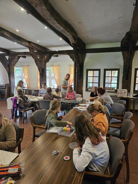 Kinder gucken Fußball