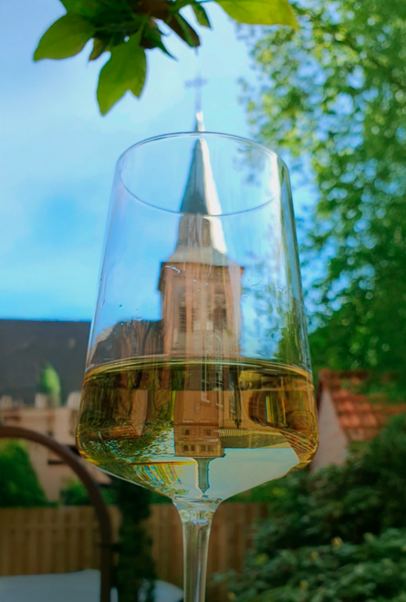 Weinglas vor der Kirche