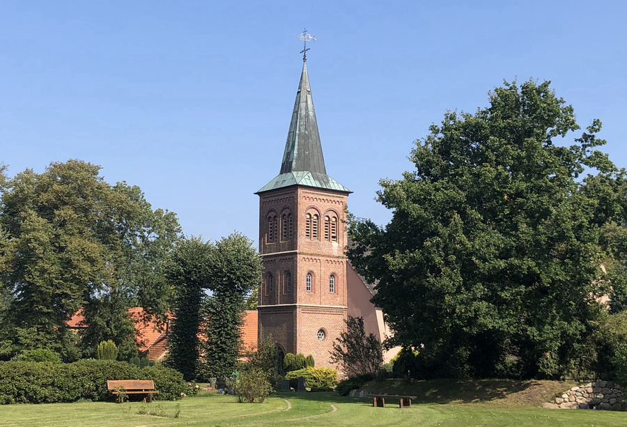 Unsere Schöne Kirche vom Friedhof aus